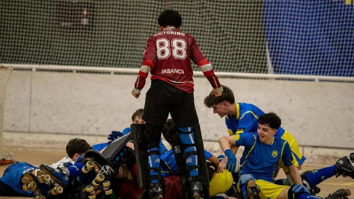 Los jugadores del Compañía de María celebran un triunfo durante el Campeonato de España Infantil en Monte Alto.