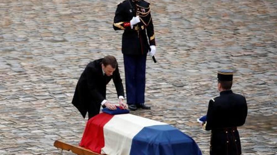 Macron condecora el gendarme mort en l&#039;assalt.