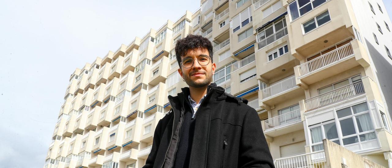 O historiador Javier Frieiro, diante do edificio Ribainsa construido en 1968 en Carril, froito das políticas &quot;desarrollistas&quot; do Réxime.