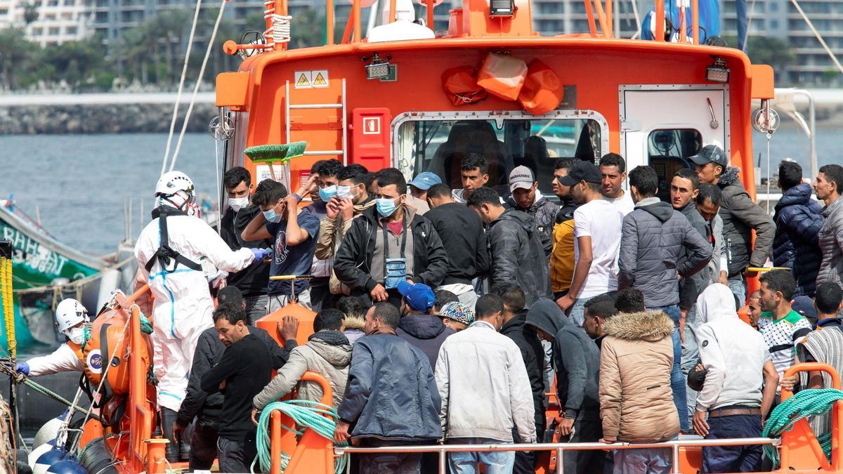 La Salvamar Menkalinan llega este domingo al muelle de Arguineguín con un total de 72 inmigrantes, tres de ellos menores, que fueron rescatados de tres pateras que navegaban al sur de Gran Canaria. EFE/ Quique Curbelo