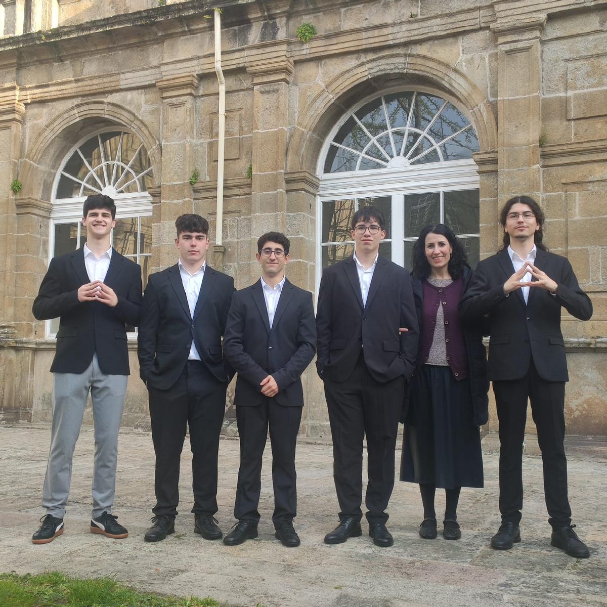 Los alumnos del centro moañés que redactaron ambos proyectos y la tutora.