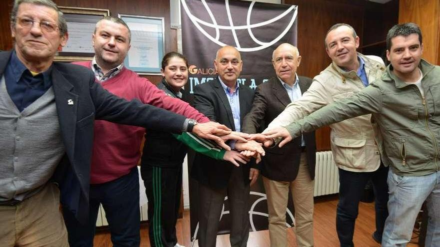 Los miembros de la organización con el concejal de Deportes, Agustín Fernández, en el centro. // G. Santos