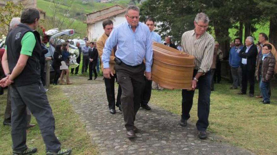 El féretro de Rubén Peón, a punto de entrar en la iglesia de Nevares, donde se celebró el funeral.