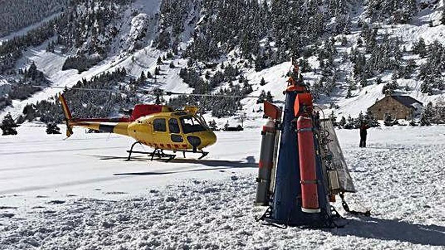 Un dels helicòpters que ahir provocava les allaus a les estacions.