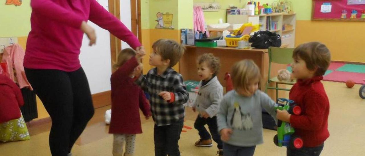 Ana González baila con los niños.