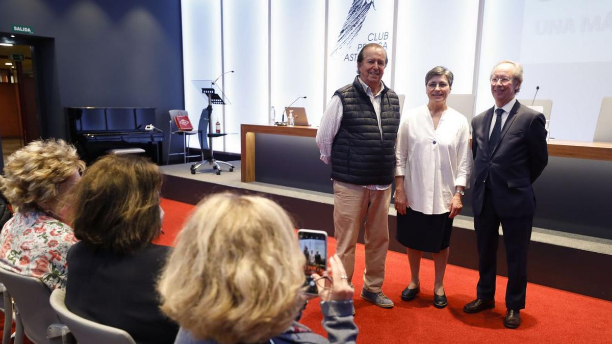 Los participantes en la presentación sobre la Cocina Económica, ayer, en el Club Prensa Asturiana. Por la izquierda, Willy Pola, Sor Fernanda García y Rafael Virgós.