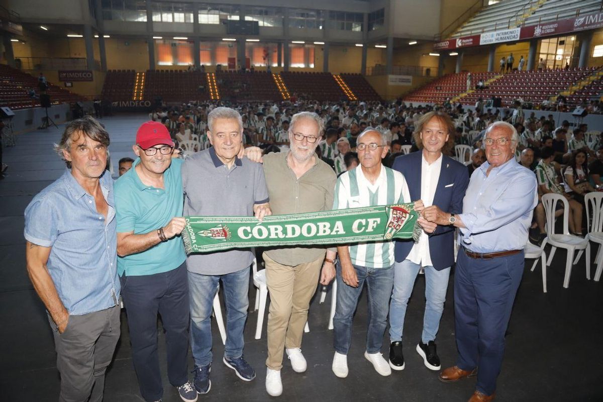 La afición blanquiverde en Vista Alegre para ver el Ponferradina-Córdoba del play off de ascenso, en imágenes