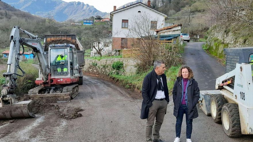 La directora general de Infraestructuras Viarias y Portuarias, Esther Díaz, junto al alcalde de Morcín , Mino García, en la zona de la carretera ya en obras.