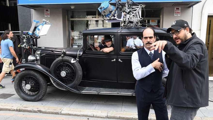 Luis Tosar y Dani de la Torre, durante un rodaje en la Plaza de Galicia de &#039;La sombra de la ley&#039;.