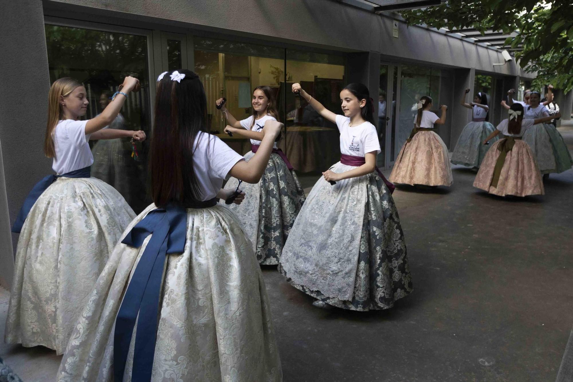 Lucía García y la corte infantil ensayan la "dansà de les Falles"