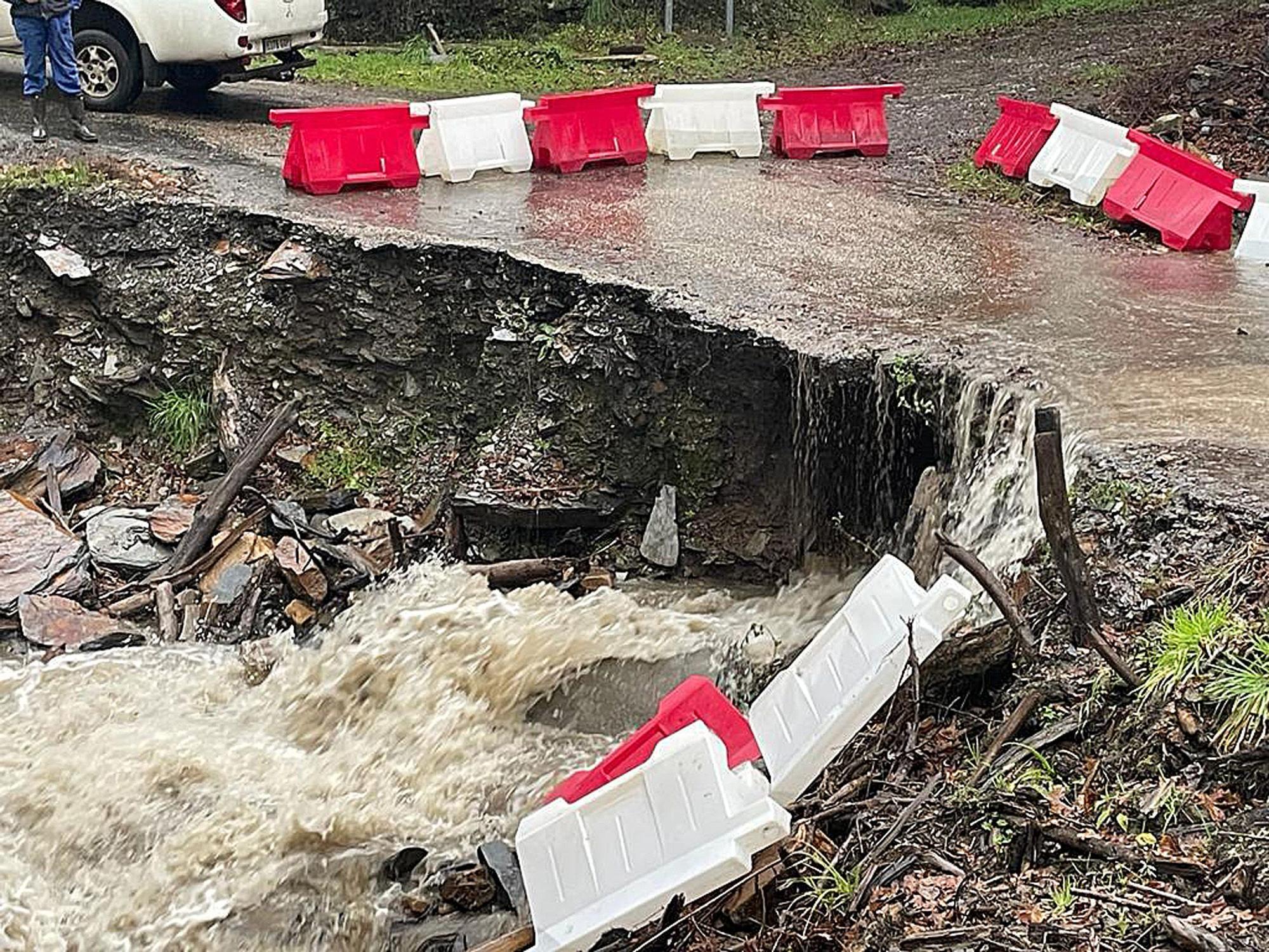 Carretera de O Mazo que sufrió desprendimientos en Vilamartín de Valdeorras.