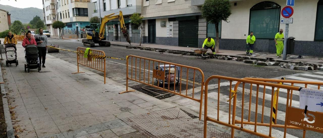 Trabajos de peatonalización del tramo de la calle Paulino Vicente próximo al parque Pinín, en La Felguera. | M. Á. G.