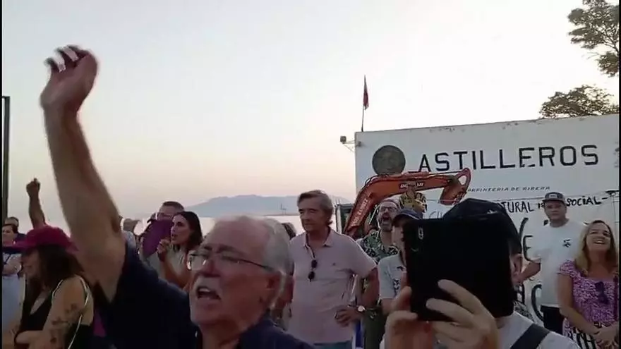 Los vecinos de Pedregalejo se concentran para protestar por las obras del paseo marítimo