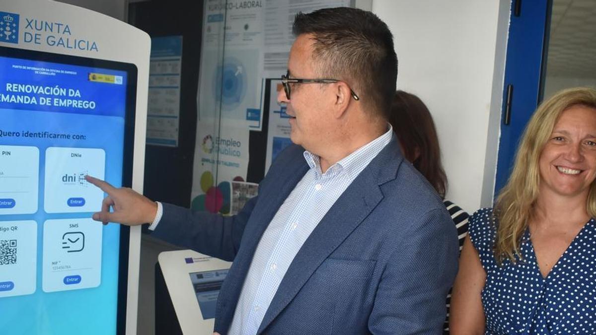 El conselleiro de Emprego, José González, presentó el funcionamiento del sistema en O Carballiño