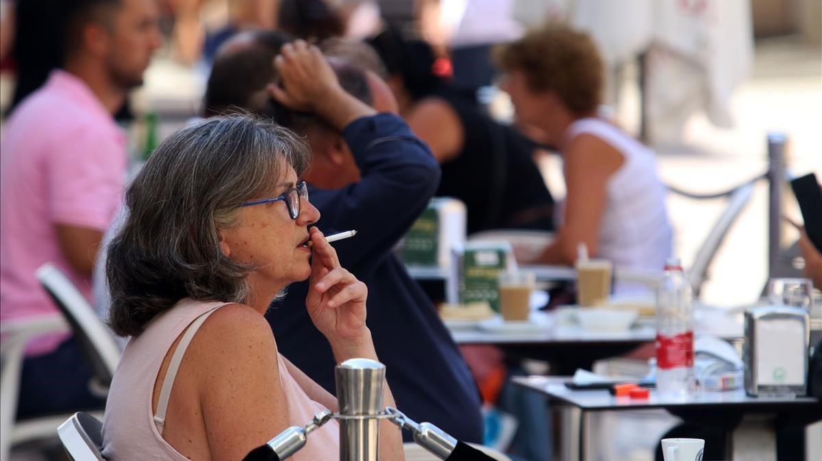 zentauroepp54487699 personas fumando en terrazas y v as p blicas  durante el d a200814185034