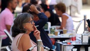 zentauroepp54487699 personas fumando en terrazas y v as p blicas  durante el d a200814185034