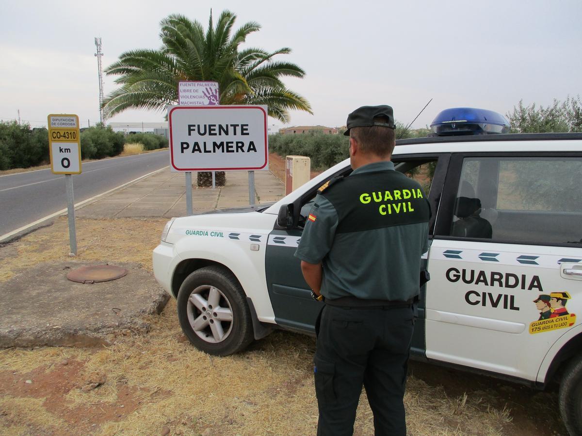 Un agente del puesto de la Guardia Civil en Fuente Palmera.