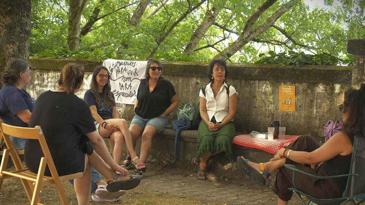 La respuesta de un barrio de Santiago al calor: "Baixa a túa cadeira, algo de merendar e quedamos á fresca"