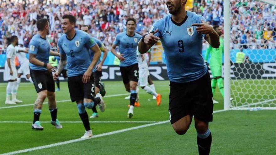 Suárez mete a Uruguay y a Rusia en octavos