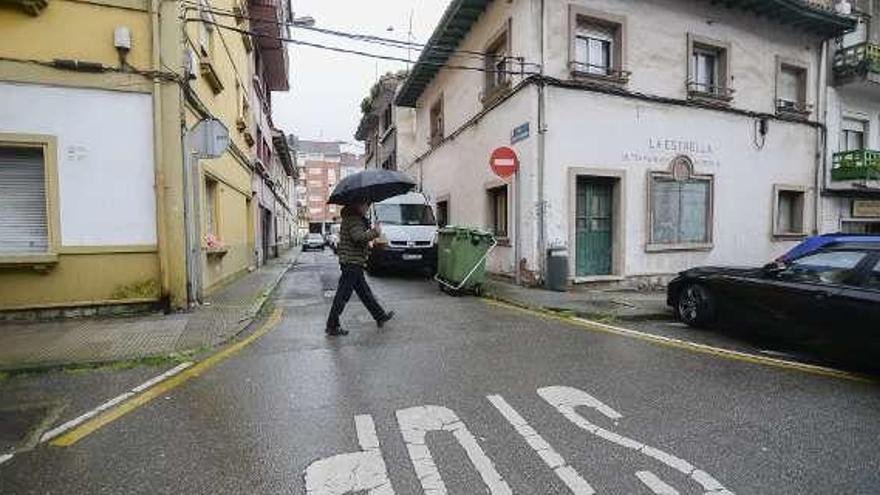 Un vecino pasea a la entrada de la calle Sebastián Miranda.