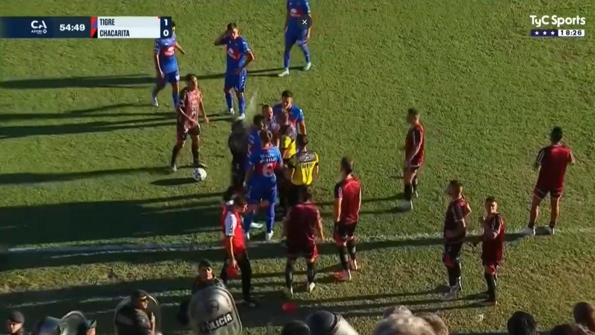 Suspenden el Tigre-Chacarita por botellazo a un jugador