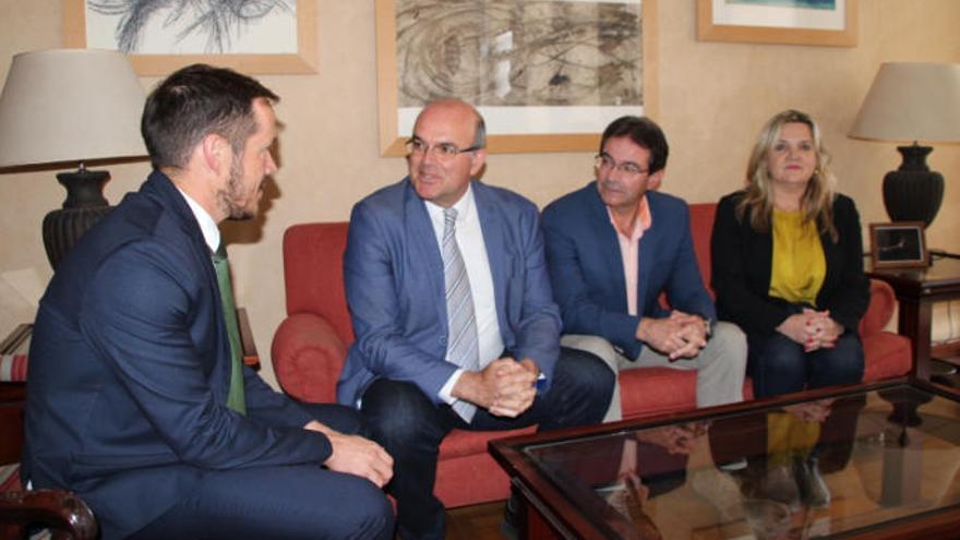 Momento de la reunión del delegado del Gobierno en Canarias con el presidente del Cabildo de La Palma.