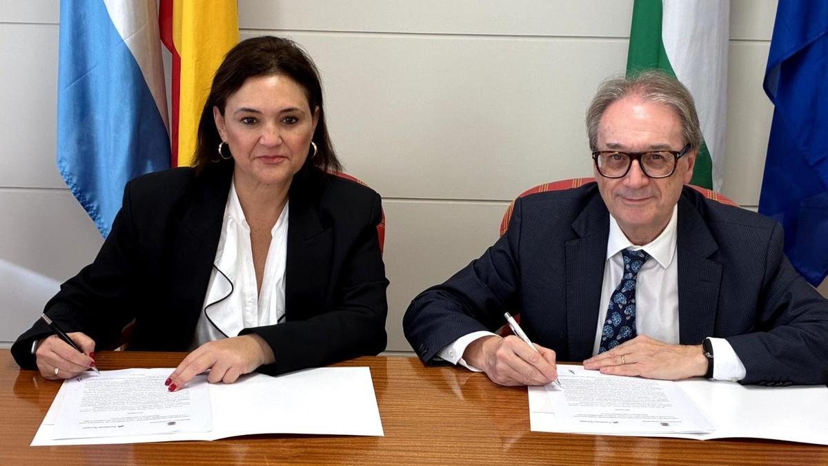 La alcaldesa de Torremolinos, Margarita del Cid, y el director general del Área Social de la Fundación ”la Caixa”, Marc Simón, firman elconvenio de colaboración para continuar el programa CaixaProinfancia.