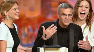 El director Abdellatif Kechiche recull el premi acompanyat de les protagonistes de la pel·lícula.