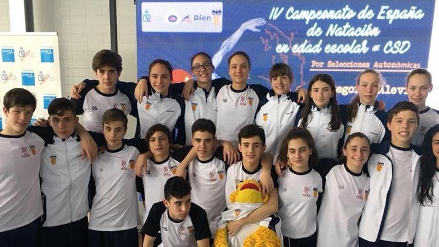 Los nadadores del CT Elche con el equipo de la Selección Valenciana