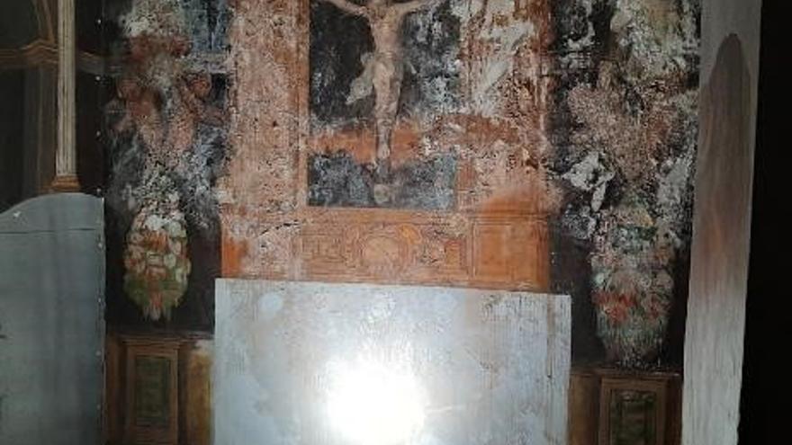 Pinturas del Cristo de Cope de 1678, en el antecamarín de Santa María la Real de las Huertas, que presentan un grave deterioro.