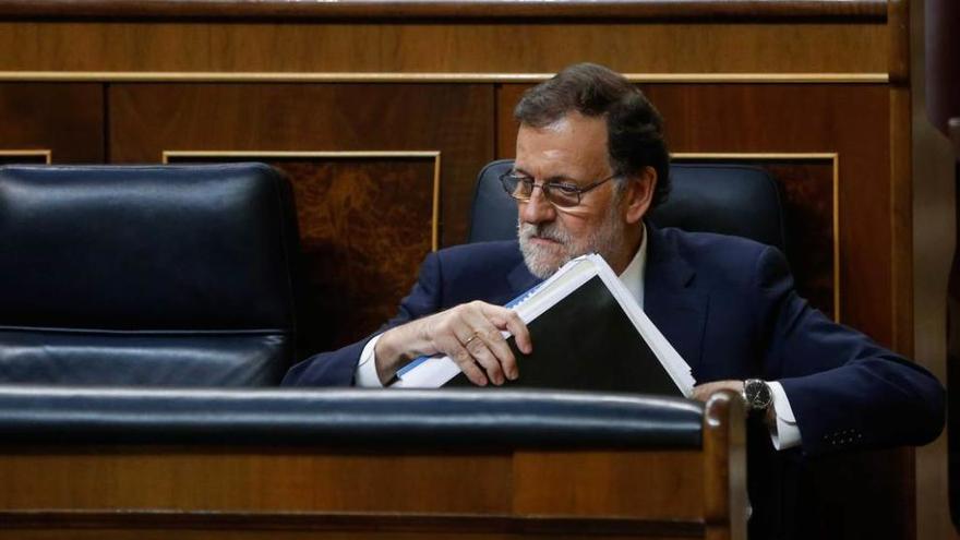 Rajoy recoge sus pertenencias tras finalizar la votación en la que el Congreso rechazó, ayer, su investidura.