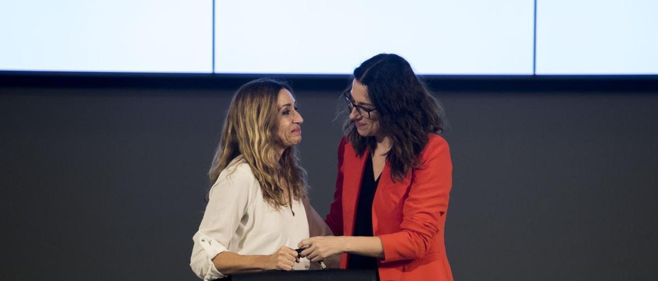 Isaura Navarro recibe la cartera de la Conselleria de Agricultura, Desarrollo Rural, Emergencia Climática y Transición Ecológica a manos de Aitana Mas, ante la ausencia de la destituida Mireia Mollà.