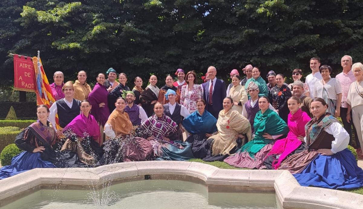 Todos los integrantes del Grupo Folclórico Aires de Aragón posan junto a la alcaldesa Teresa Ladrero en el centro. | SERVICIO ESPECIAL
