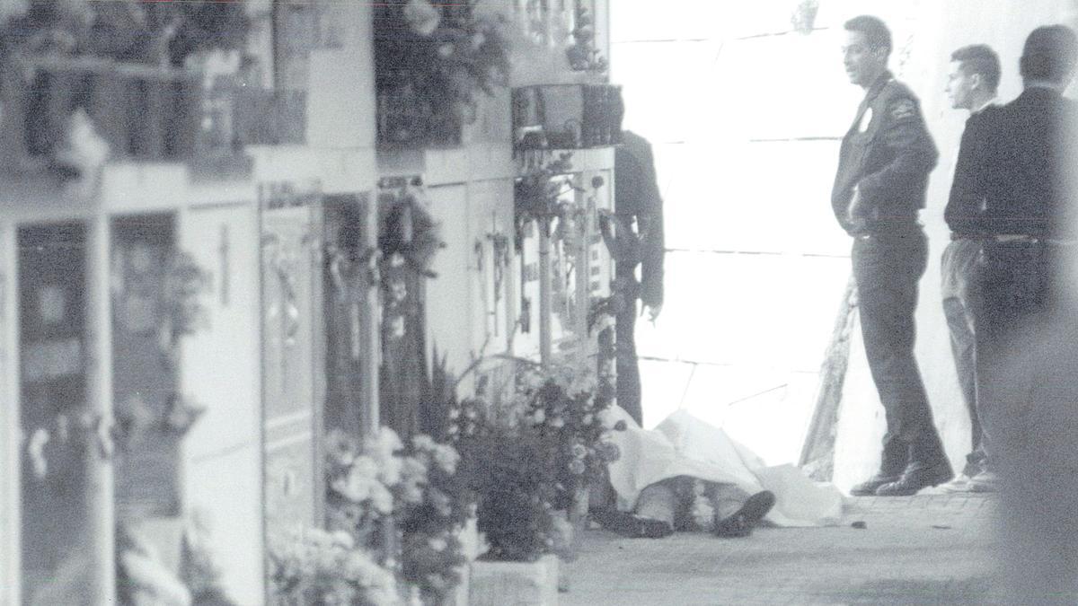 Policías junto al cadáver de Ana Belén Gil, asesinada en el cementerio de Palma en 1996.