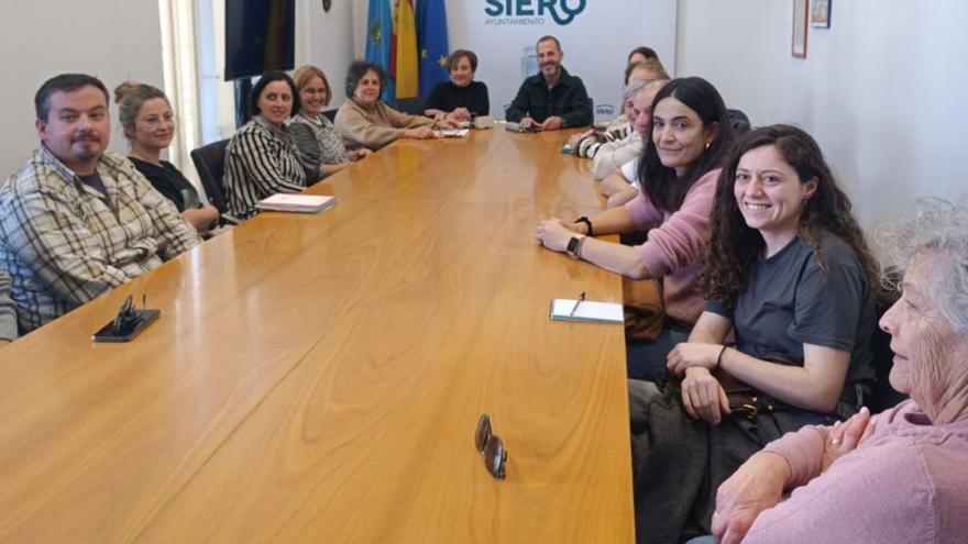 La reunión de artesanos y responsables municipales celebrada ayer en Pola. | L. R.