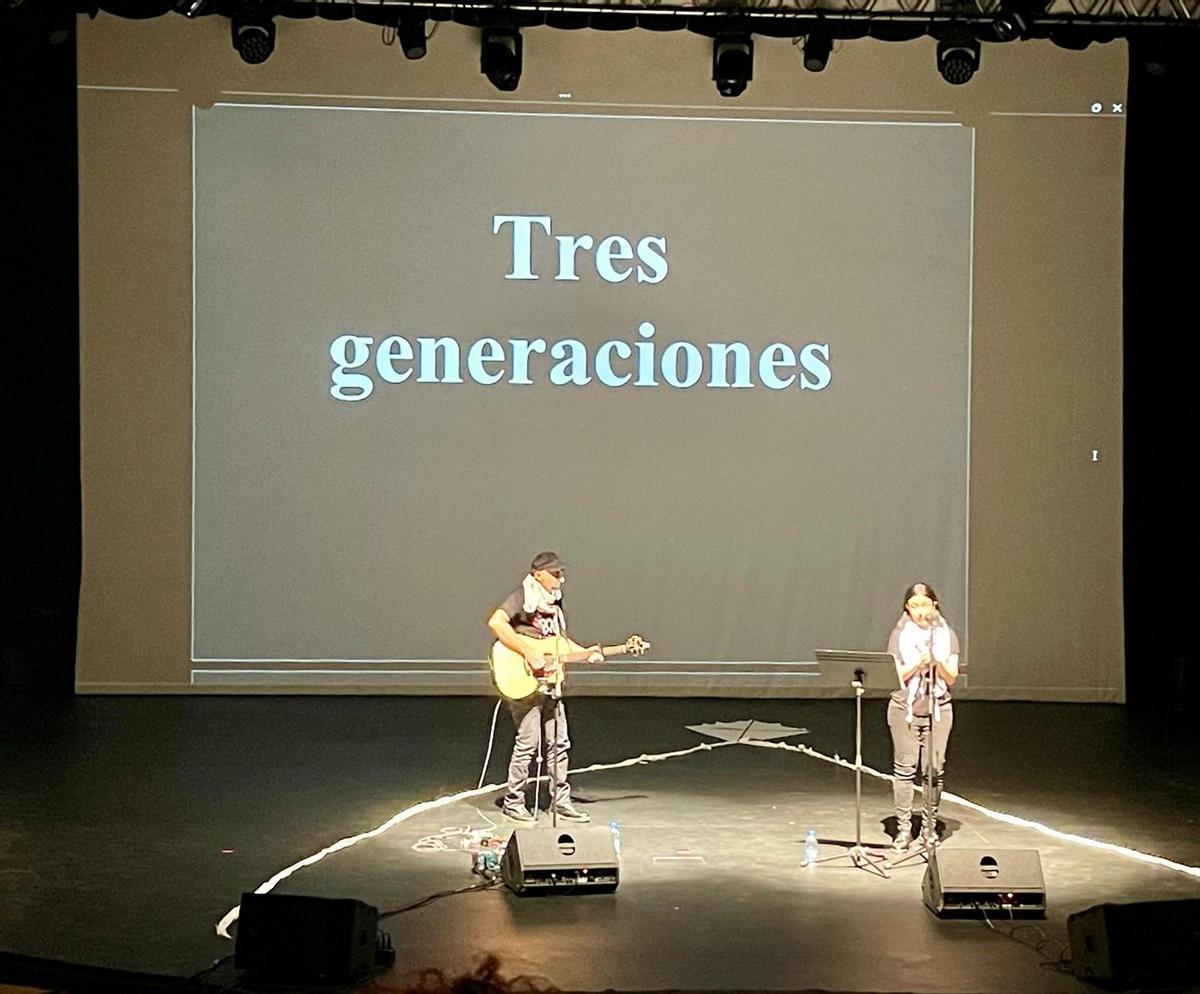 Imagen del recital de poemas por Palestina Libre que tuvo lugar en el Teatro Víctor Jara de Vecindario (Santa Lucía de Tirajana).