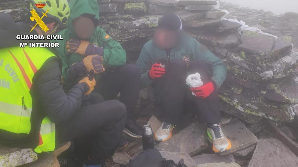 Los dos rescatados en el momento de ser encontrados en el Moncayo.