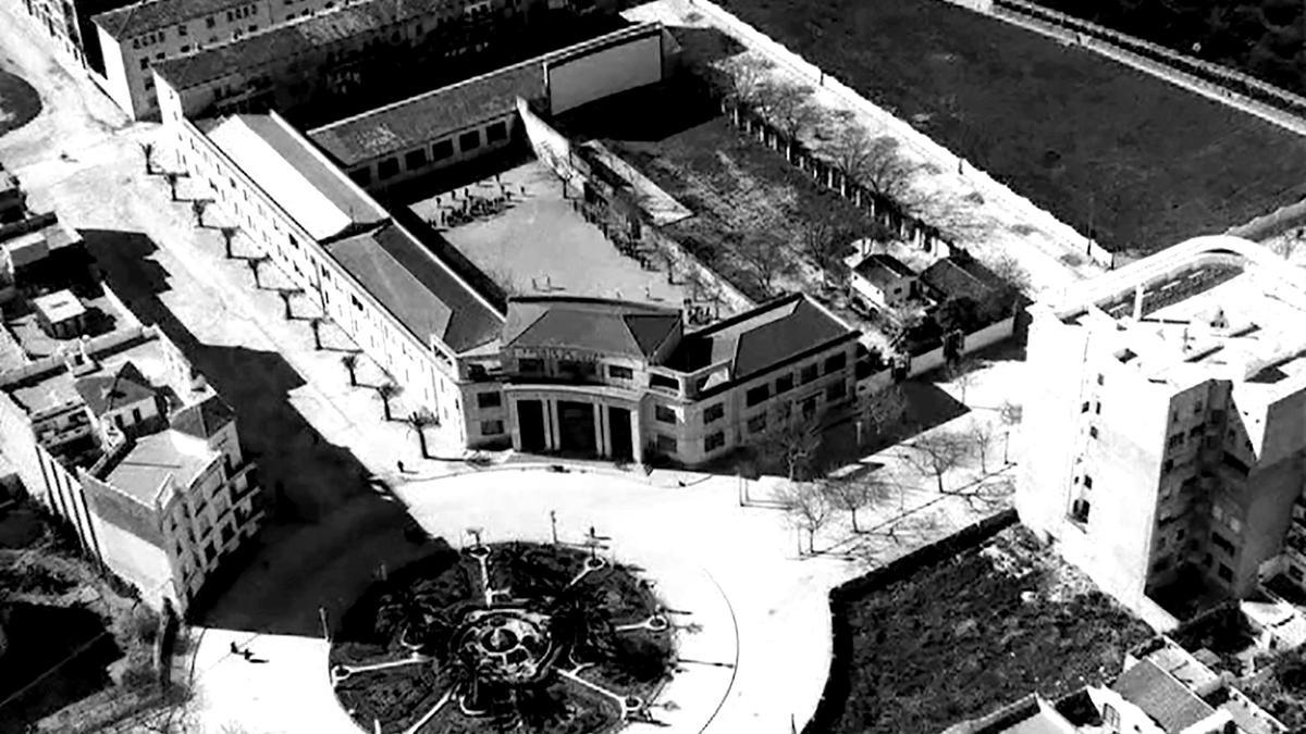 A la foto pot observar-se l’institut i al cantó superior dreta, al costat del cinema d’estiu Bulevar i del carrer de l’Abat Sola, el campet de joc, la sèquia de Benicanena i l’hort de taron gers de l’altre costat de la sèquia, Anys 1955.