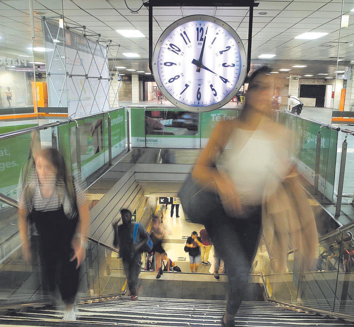 Un reloj en la estación de tren de Barcelona.