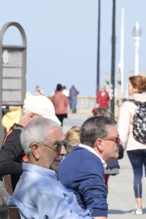 Gente tomando el sol en Gijón