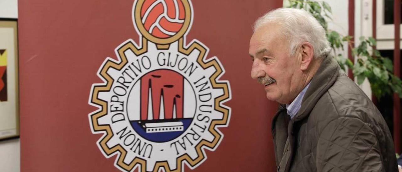 José Ramón García, &quot;Chato&quot;, ante el escudo del Gijón Industrial, club en el que lleva desde 1963.