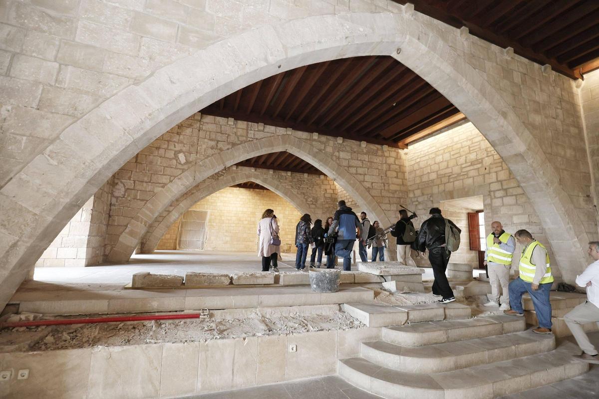 Las antiguas escaleras se modifican para realzar los arcos apuntados