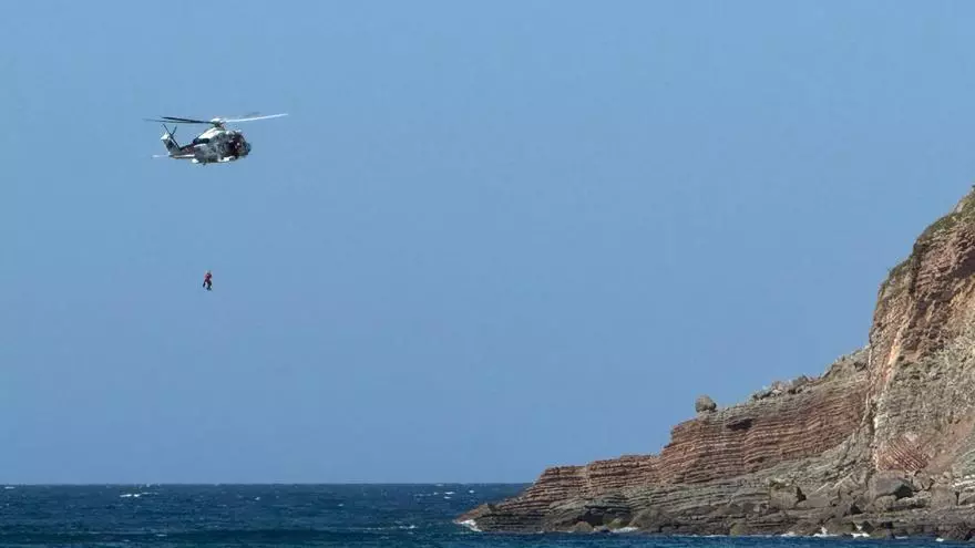 Sorpresa en la playa de Rodiles al irrumpir el helicóptero de Salvamento Marítimo con una arriesgada maniobra (pero no hubo ningún accidente)