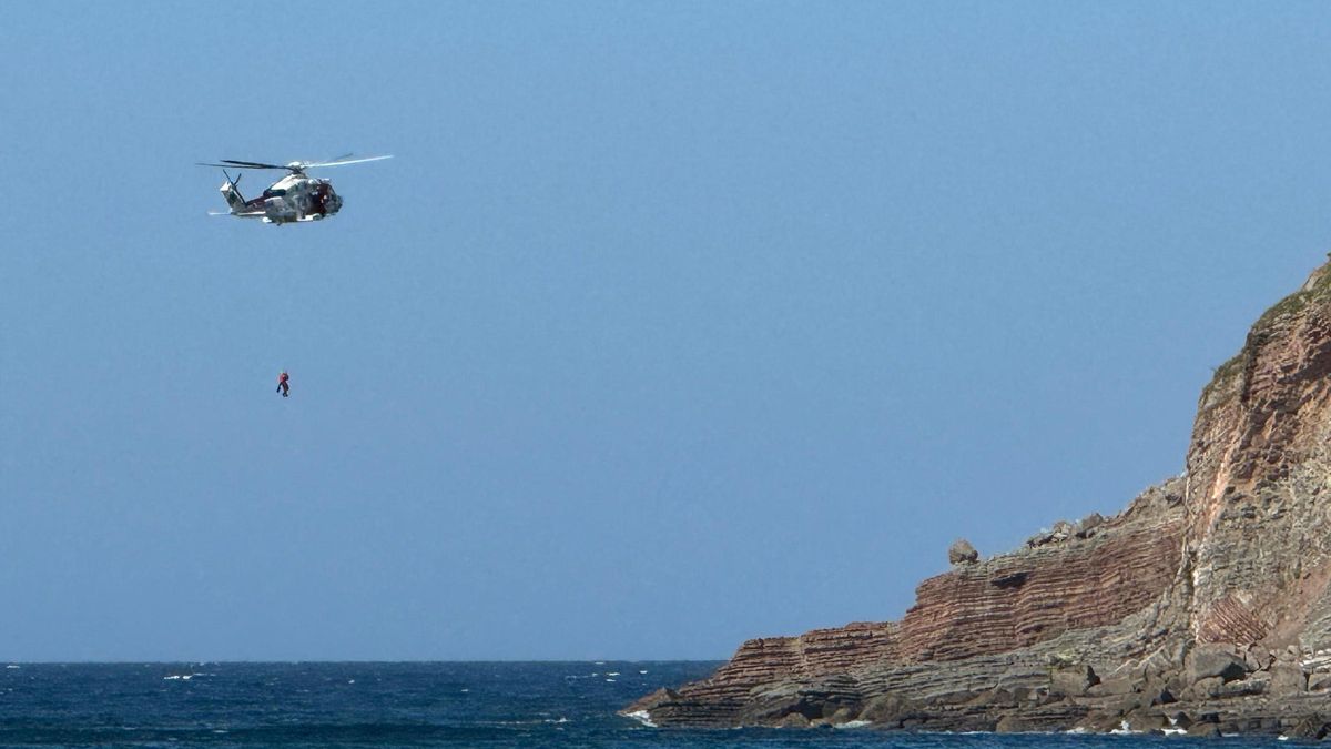Un momento del simulacro en la playa de Rodiles