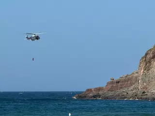Sorpresa en la playa de Rodiles al irrumpir el helicóptero de Salvamento Marítimo con una arriesgada maniobra (pero no hubo ningún accidente)