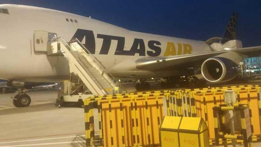 El avión con mascarillas contra el coronavirus para Catalunya, antes de despegar del aeropuerto de Shangai (China).