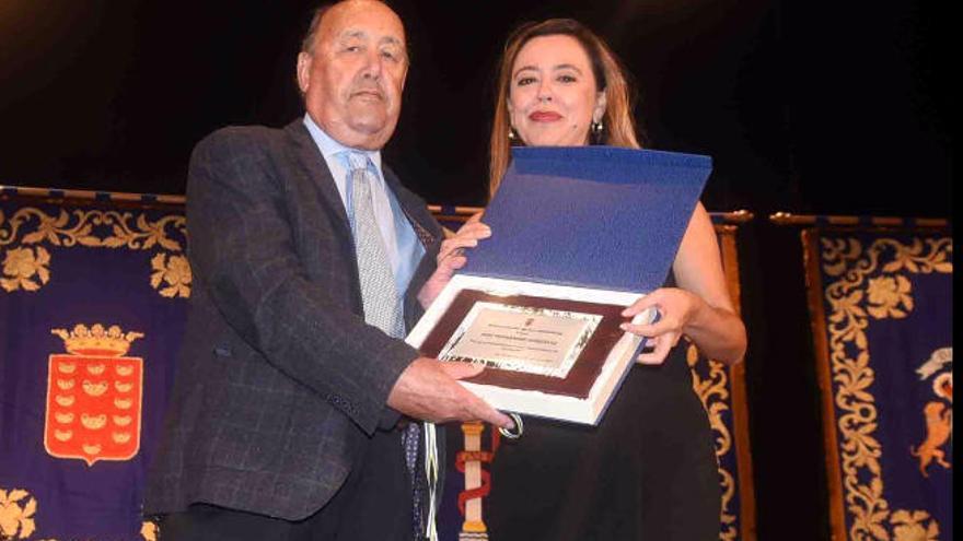 José Hernández junto a la alcaldesa de San Bartolomé.