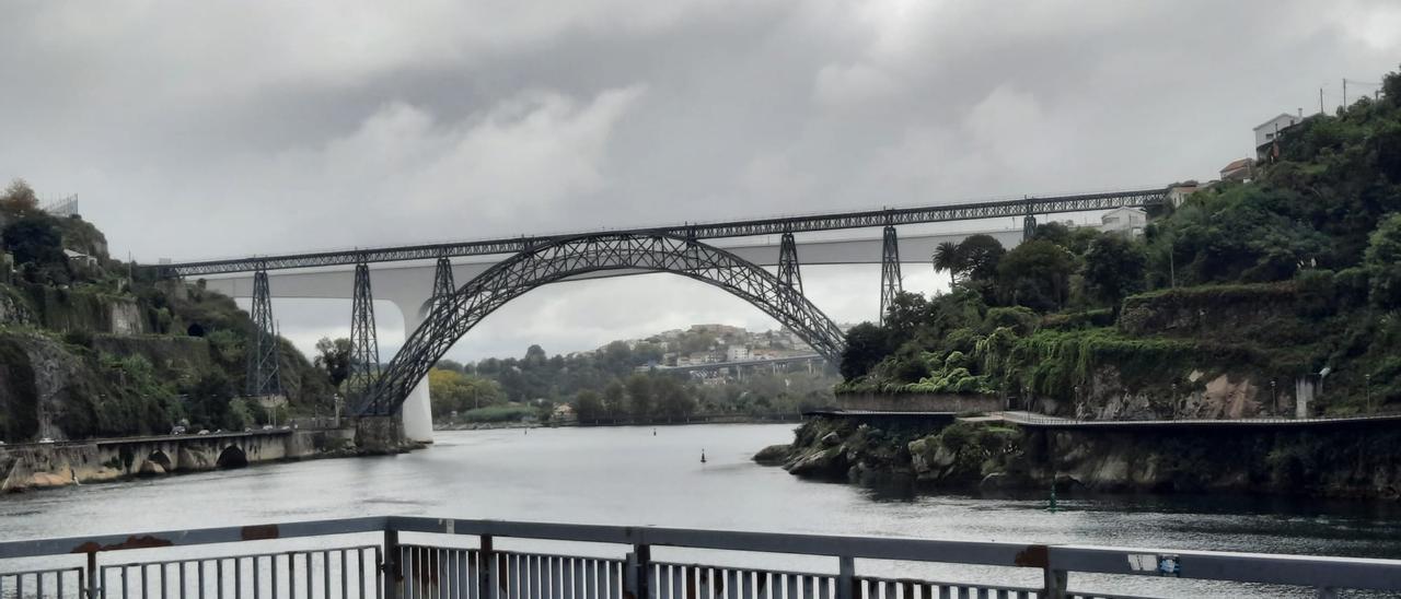 Vista de los puentes de São João y María Pía, cruzando el río Duero en Oporto y Gaia