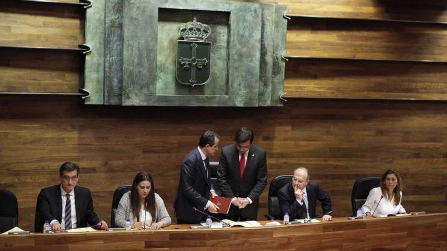 La Mesa de la Junta, durante una sesión plenaria.