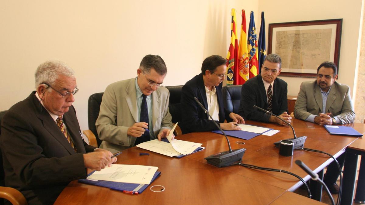 Tormo, primero por la izquierda, firmando un convenio con el alcalde Diego Maciá para la Acequia Mayor del Pantano